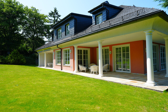 Erstklassige Architektenvilla mit traumhaftem Gartenparadies