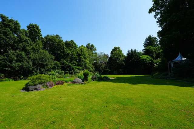 Erstklassige Architektenvilla mit traumhaftem Gartenparadies