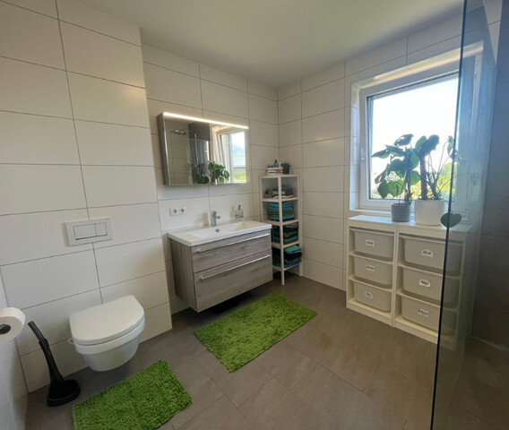 Moderne Dachgeschoss-Wohnung mit großzügiger Sonnen-Terrasse und Tiefgaragenplatz - PROVISIONSFREI