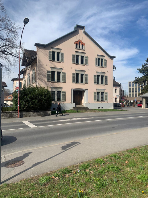 Geschäfts/Verkaufs und Büroräume in sehr prominenter und gut sichtbarer Lage, 11 Parkplätze!