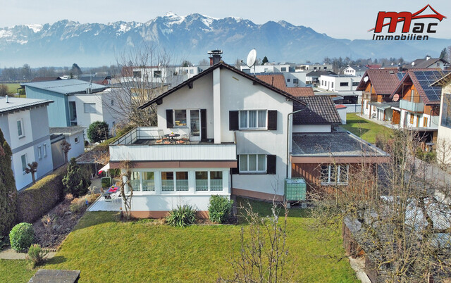 Geräumiges Mehrfamilienhaus auf großem Baugrund in bester Lage