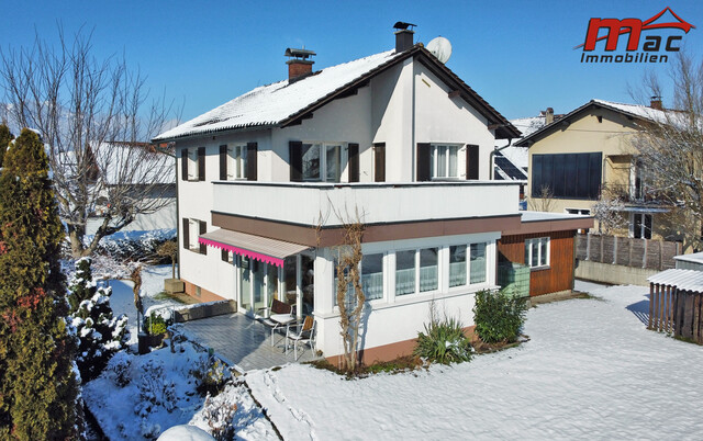 Geräumiges Mehrfamilienhaus auf großem Baugrund in bester Lage