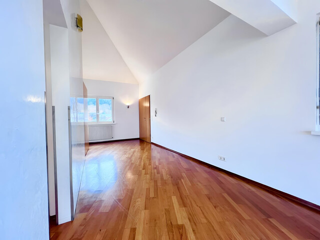 Architekten Maisonette Wohnung mit 180° Aussicht über das Rheintal