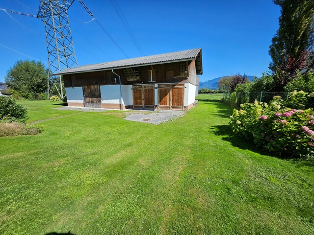 Schöne große Liegenschaft mit einem Einfamilienhaus und einem Stall-/Wirtschaftsgebäude in Meinigen!