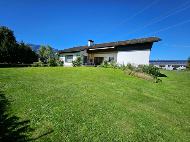 Schöne große Liegenschaft mit einem Einfamilienhaus und einem Stall-/Wirtschaftsgebäude in Meinigen!