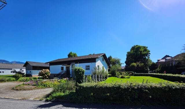 Schöne große Liegenschaft mit einem Einfamilienhaus und einem Stall-/Wirtschaftsgebäude in Meinigen!