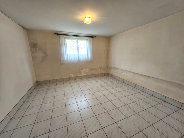 Schöne große Liegenschaft mit einem Einfamilienhaus und einem Stall-/Wirtschaftsgebäude in Meinigen!