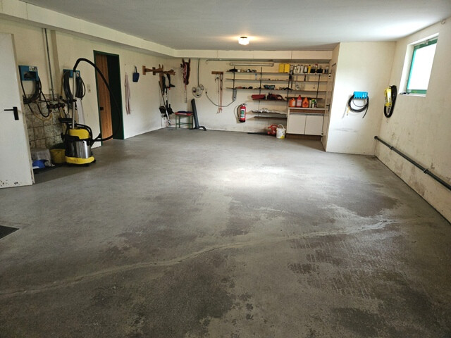 Schöne große Liegenschaft mit einem Einfamilienhaus und einem Stall-/Wirtschaftsgebäude in Meinigen!