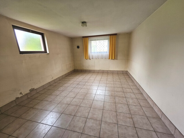 Schöne große Liegenschaft mit einem Einfamilienhaus und einem Stall-/Wirtschaftsgebäude in Meinigen!