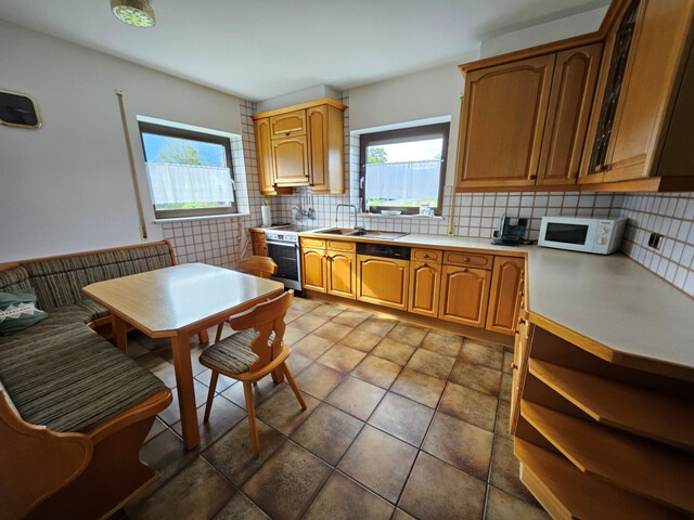 Schöne große Liegenschaft mit einem Einfamilienhaus und einem Stall-/Wirtschaftsgebäude in Meinigen!