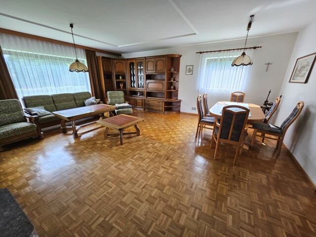 Schöne große Liegenschaft mit einem Einfamilienhaus und einem Stall-/Wirtschaftsgebäude in Meinigen!