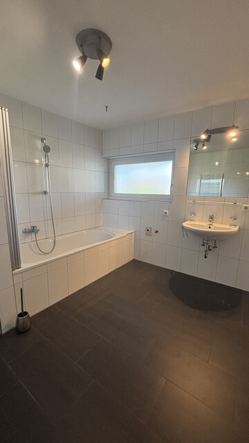 Geräumige Wohnung mit Balkon, Abstellraum, Keller, Tiefgaragenplatz und Fahrradabstellraum in Top-Lage!
