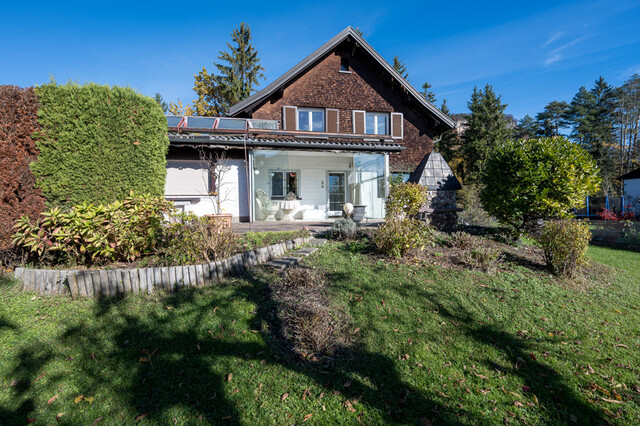 Älteres Wohnhaus in idyllischer Lage