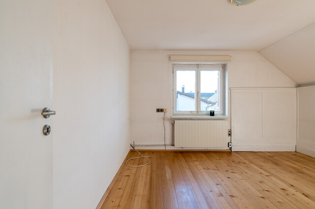 Älteres Wohnhaus in idyllischer Lage