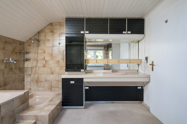 Älteres Wohnhaus in idyllischer Lage