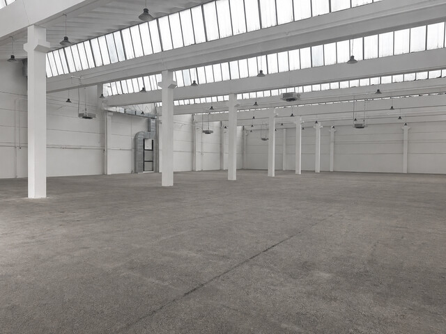 1.500 m2 große Halle in Nofels, Unterteilung ab 70 m2 bis 750 m2 wäre möglich