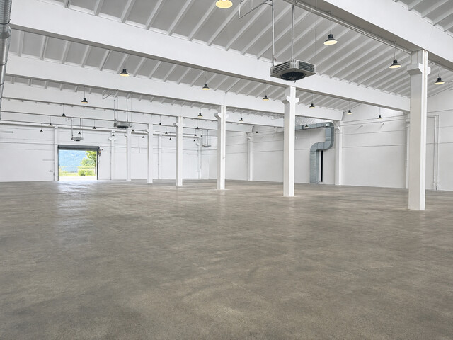1.500 m2 große Halle in Nofels, Unterteilung ab 70 m2 bis 750 m2 wäre möglich