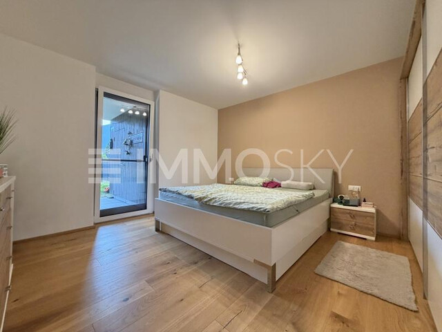 Neuwertige Gartenwohnung mit 2x Garage