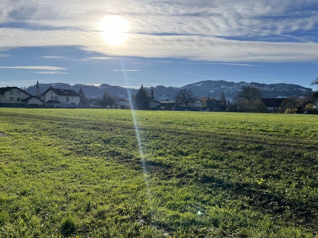 SCHÖNES GRUNDSTÜCK IN SONNIGER LAGE