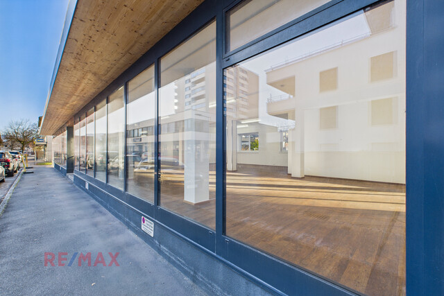 Büro oder Verkaufsraum – flexible Fläche mit beeindruckender Fensterfront