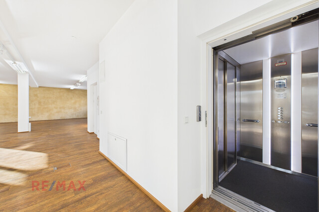 Büro oder Verkaufsraum – flexible Fläche mit beeindruckender Fensterfront