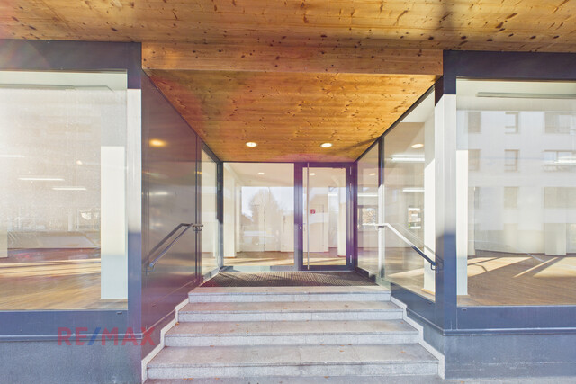 Büro oder Verkaufsraum – flexible Fläche mit beeindruckender Fensterfront