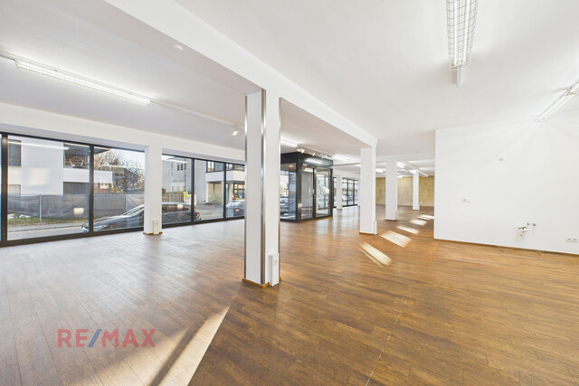 Büro oder Verkaufsraum – flexible Fläche mit beeindruckender Fensterfront