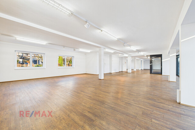 Büro oder Verkaufsraum – flexible Fläche mit beeindruckender Fensterfront