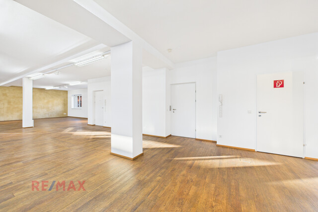 Büro oder Verkaufsraum – flexible Fläche mit beeindruckender Fensterfront