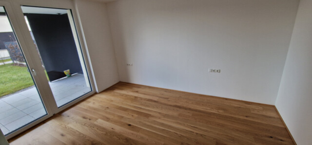 Neubau Gartenwohnung mit 20 m² Terrasse, 70 m² Garten,  6 m² Kellerabteil, 1 Tiefgaragenstellplatz à 20.000,00 e (Kauf)