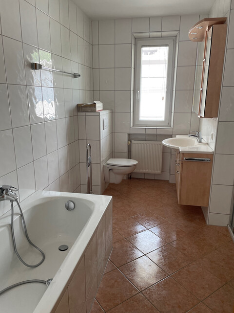 geräumige, helle   4 Zimmer Wohnung   mit separater Küche, Balkon, großes Bad