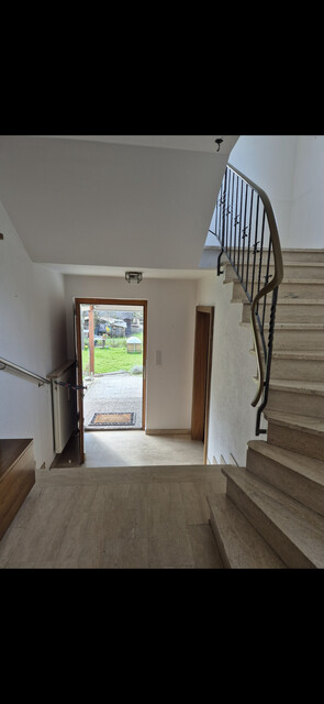 Geräumiges Haus mit Garage, Balkon, Terrasse, Garten, Abstellraum, Keller und Dachboden