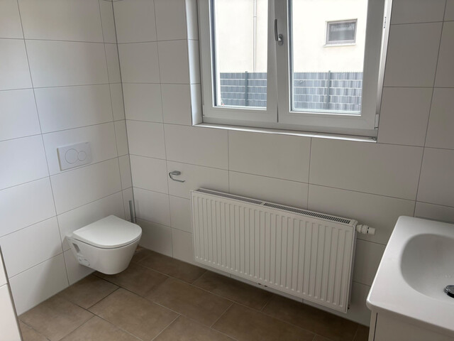 DREIZIMMERGARTENWOHNUNG mit Garage, 4 Stellplätzen, 16 m² Terrasse, 120 m² Garten und Abstellraum