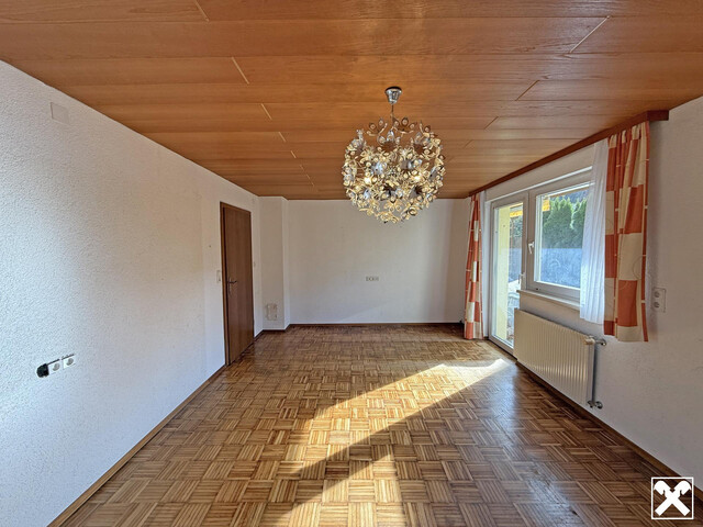 Großzügiges Wohnhaus mit Einzelgarage