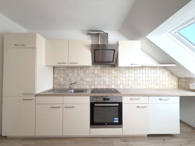 Dachgeschoss-Charme trifft Wohnkomfort – 3-Zimmer-Wohnung in Höchst