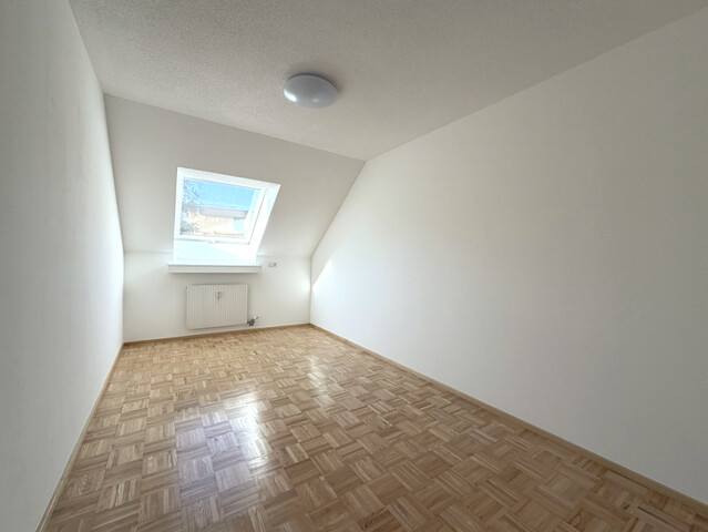 Dachgeschoss-Charme trifft Wohnkomfort – 3-Zimmer-Wohnung in Höchst