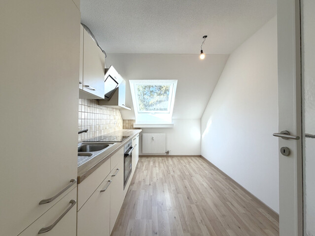 Dachgeschoss-Charme trifft Wohnkomfort – 3-Zimmer-Wohnung in Höchst