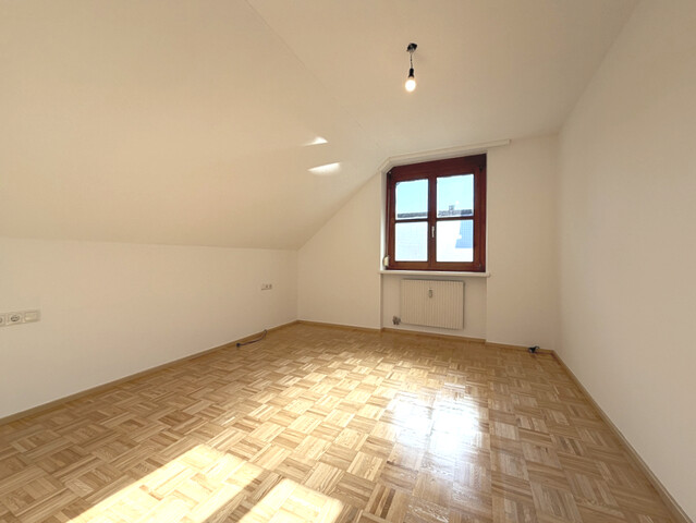 Dachgeschoss-Charme trifft Wohnkomfort – 3-Zimmer-Wohnung in Höchst