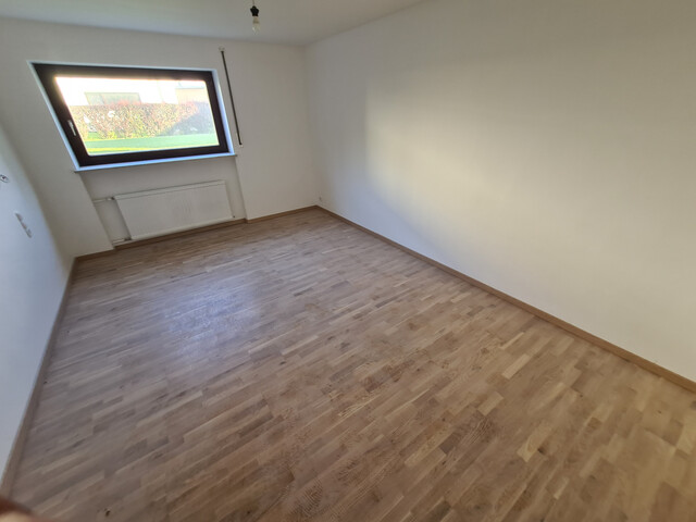 Zu vermieten:  Einfamilienhaus mit Garage, Garten, Terrasse und Keller.