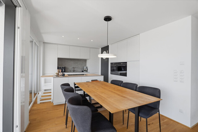 Hard: Hochmoderne 3-Zimmer-Wohnung in begehrter Lage mit riesiger Terrasse, zwei Autoabstellplätzen und vielen weiteren Highlights!