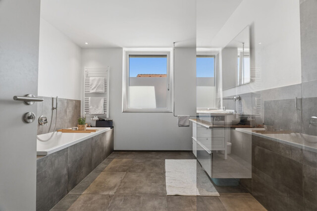 Hard: Hochmoderne 3-Zimmer-Wohnung in begehrter Lage mit riesiger Terrasse, zwei Autoabstellplätzen und vielen weiteren Highlights!