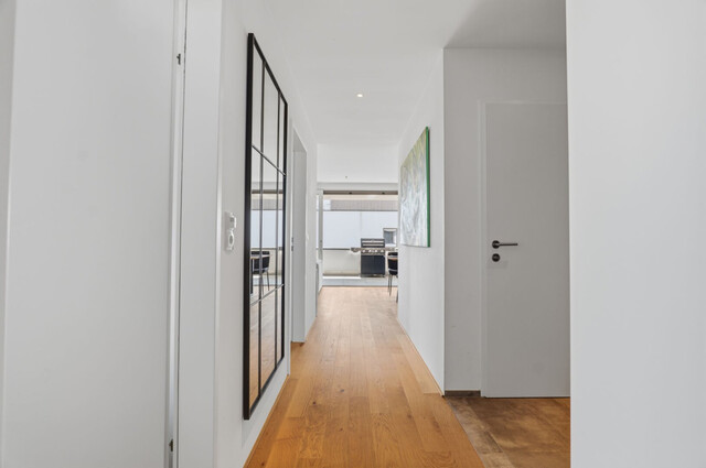 Hard: Hochmoderne 3-Zimmer-Wohnung in begehrter Lage mit riesiger Terrasse, zwei Autoabstellplätzen und vielen weiteren Highlights!