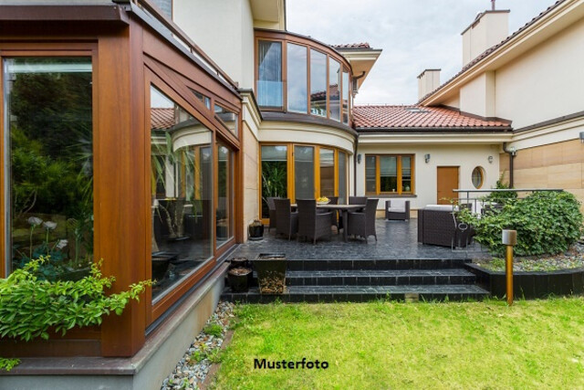 Einfamilienhaus mit Terrasse und integr. Garage