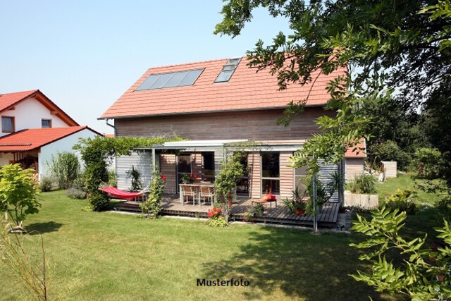 Freistehendes achteckiges Einfamilienhaus mit Carport