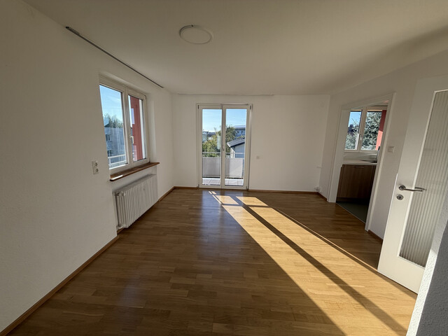 Sonnige 3,5 Zimmer Wohnung mit Balkon in Seenähe 
