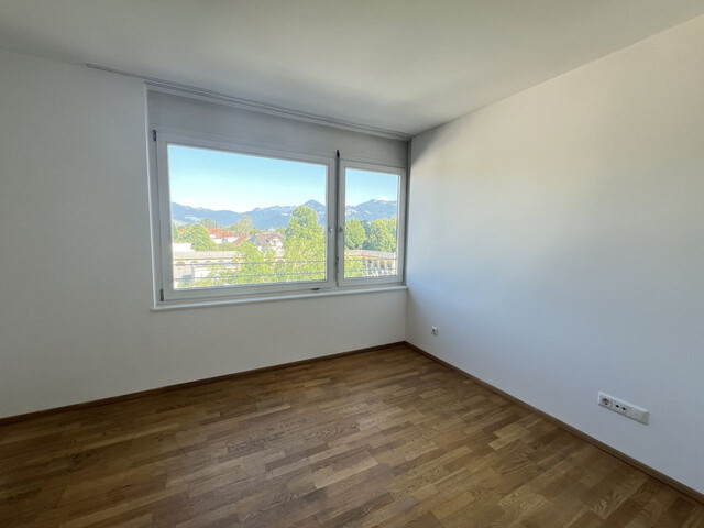 LICHTDURCHFLUTETE 4-ZIMMER DACHGESCHOSSWOHNUNG DIREKT IM ZENTRUM!