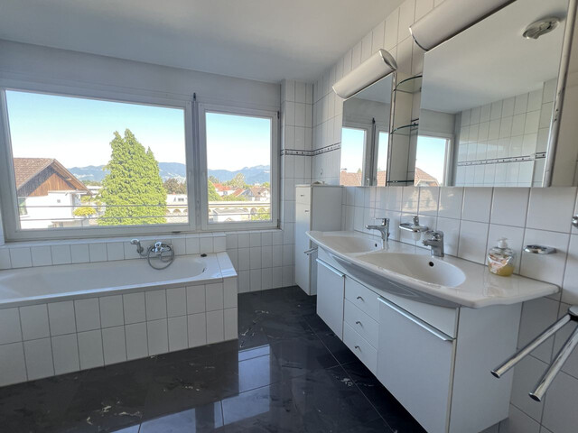 LICHTDURCHFLUTETE 4-ZIMMER DACHGESCHOSSWOHNUNG DIREKT IM ZENTRUM!