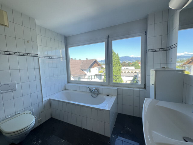 LICHTDURCHFLUTETE 4-ZIMMER DACHGESCHOSSWOHNUNG DIREKT IM ZENTRUM!