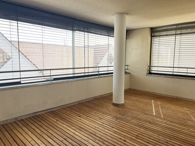 LICHTDURCHFLUTETE 4-ZIMMER DACHGESCHOSSWOHNUNG DIREKT IM ZENTRUM!