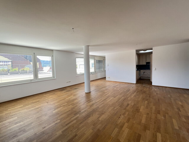 LICHTDURCHFLUTETE 4-ZIMMER DACHGESCHOSSWOHNUNG DIREKT IM ZENTRUM!